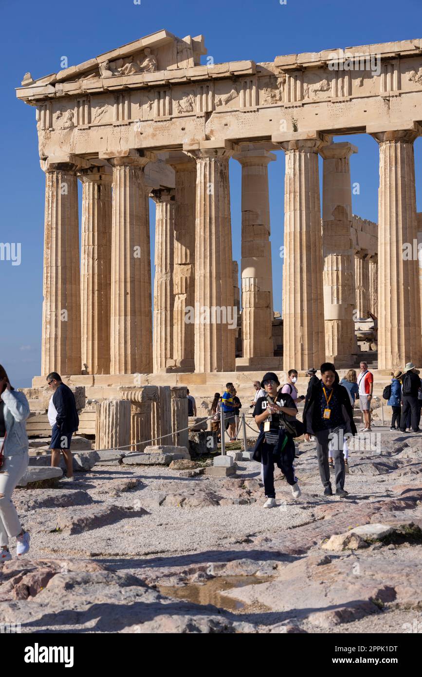 Atene, Grecia - 17 ottobre 2022: Gruppo di turisti di fronte al Partenone sull'Acropoli di Atene. Il tempio era dedicato alla dea Atena Foto Stock