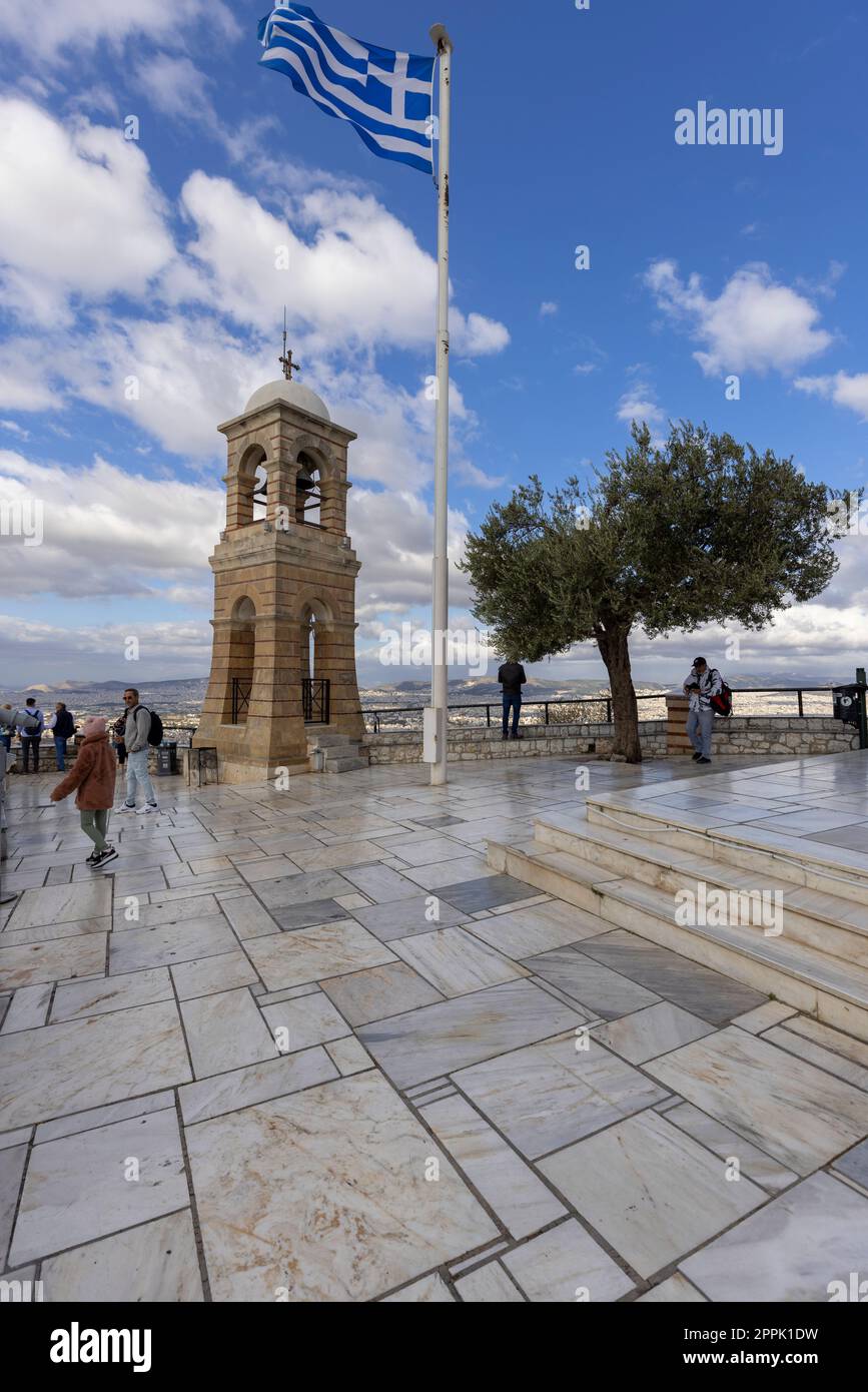 Piattaforma di osservazione in cima al monte Lycabettus con il campanile della cappella di San Giorgio, Atene, Grecia. Foto Stock