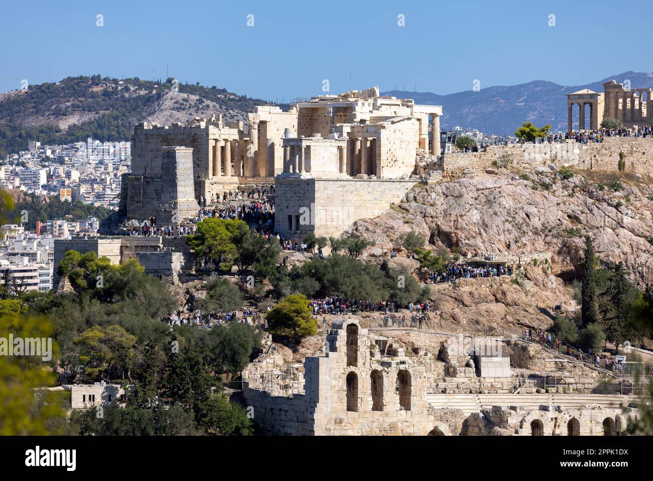 Vista dell'Acropoli di Atene e del Teatro di Dioniso dalla Collina del Musa, Atene, Grecia Foto Stock