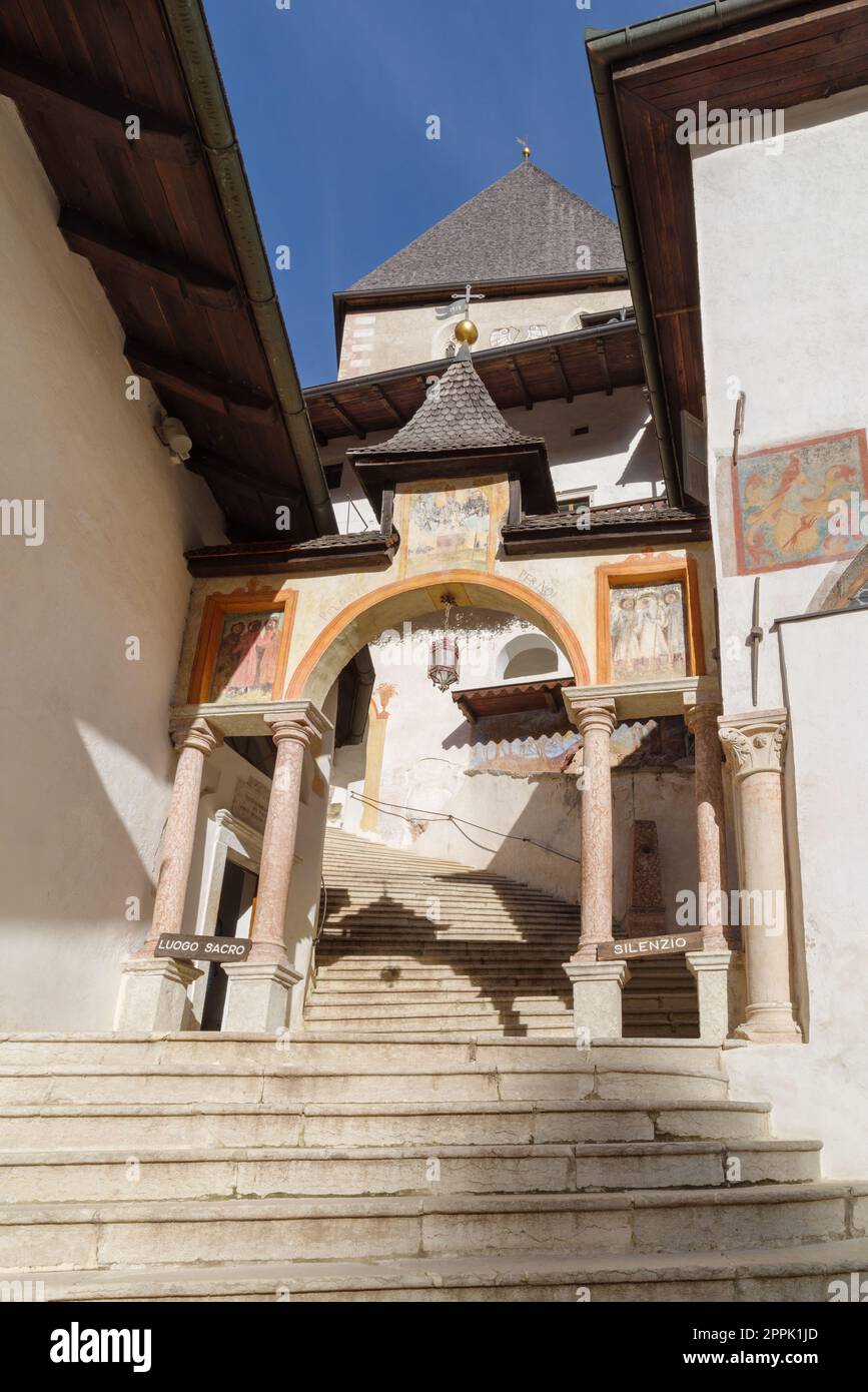 La scalinata che conduce al Santuario di San Romedio in Val di non, Sanzeno, Trentino-Alto Adige, Italia Foto Stock