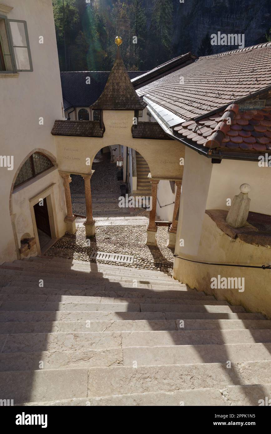 La scalinata che conduce al Santuario di San Romedio in Val di non, Sanzeno, Trentino-Alto Adige, Italia Foto Stock