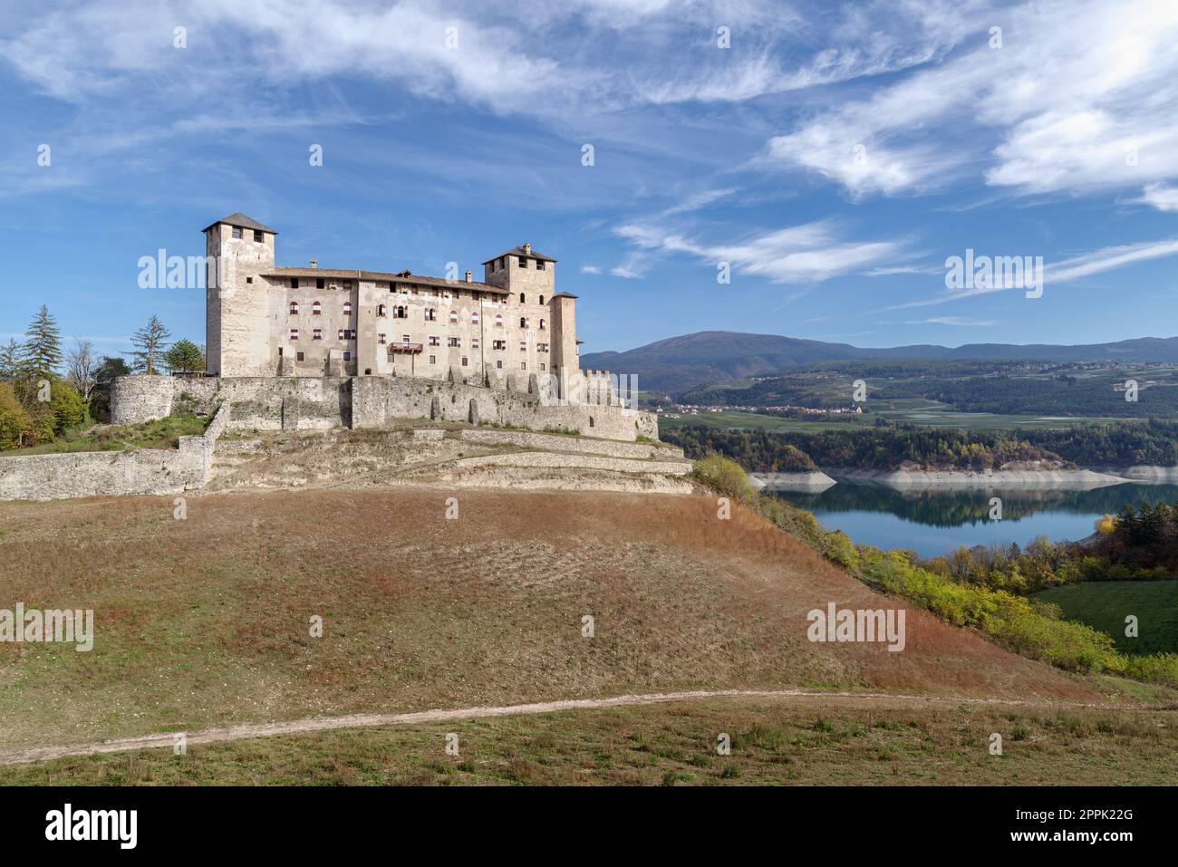 Castello di Cles sulle rive del lago di Santa Giustina, Val di non, Trentino, Italia Foto Stock