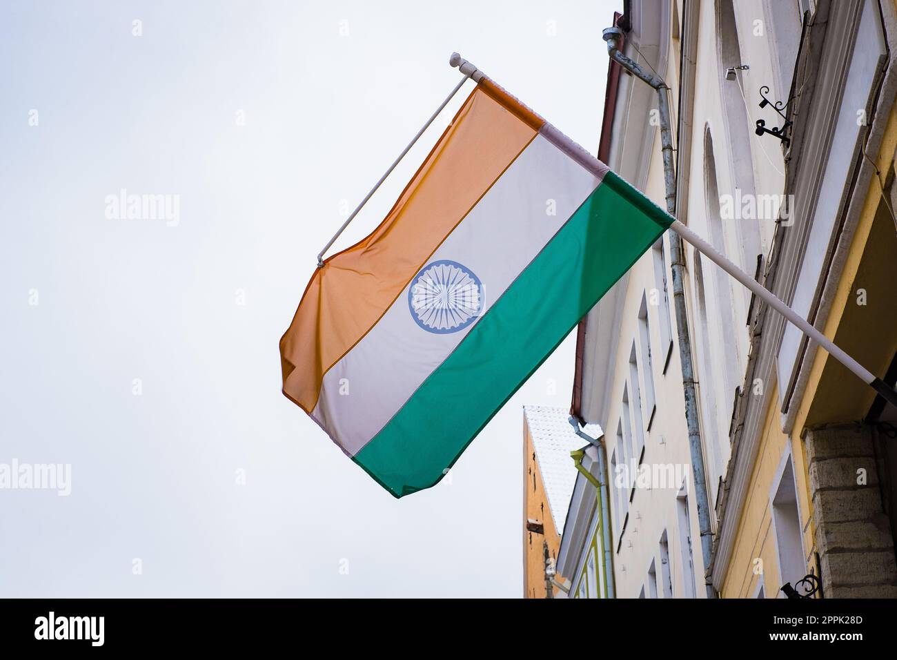 Bandiera indiana che sventola su un edificio. Foto Stock
