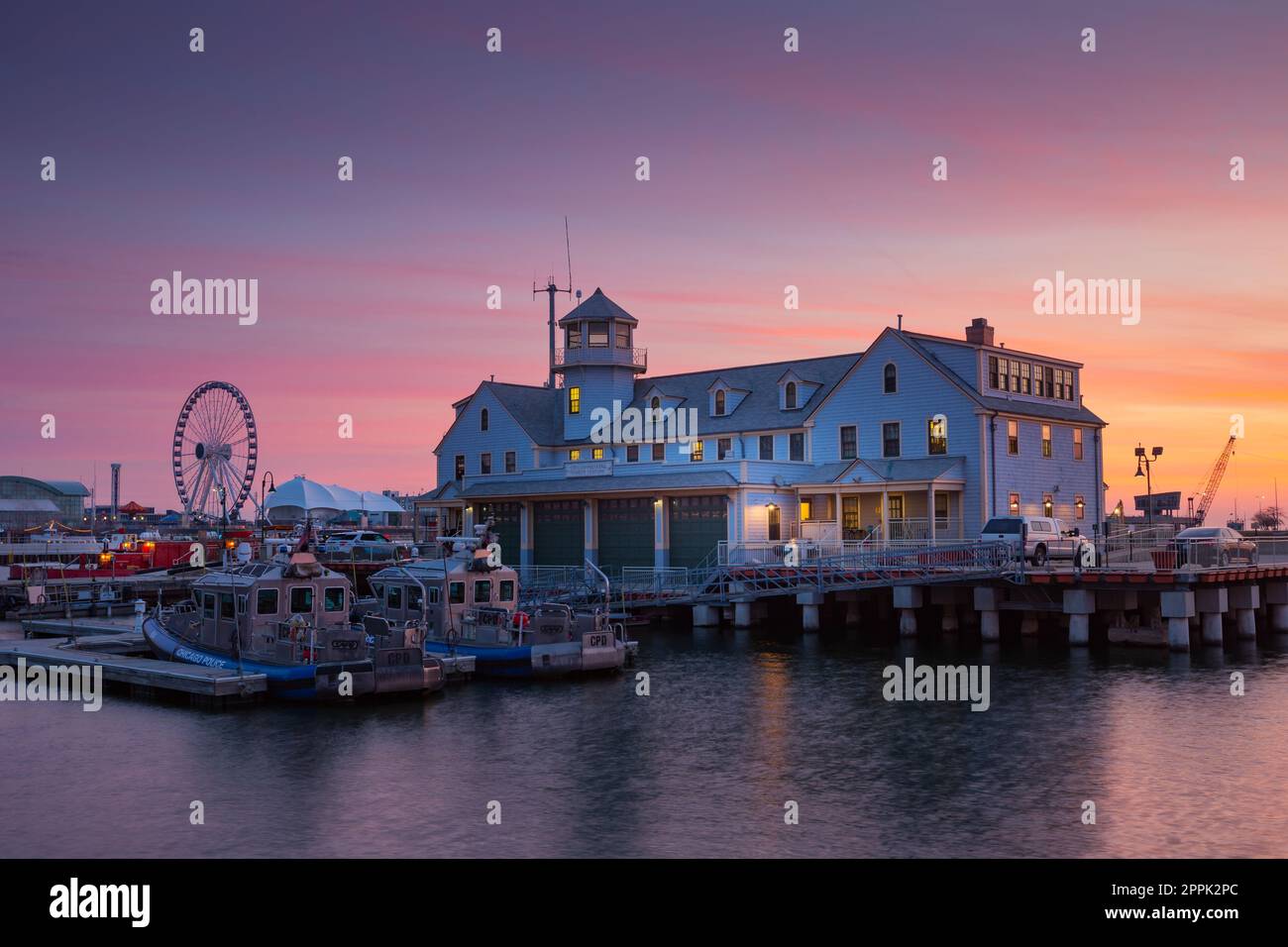 Chicago Marine Safety Station sul lago Michigan all'alba. Foto Stock