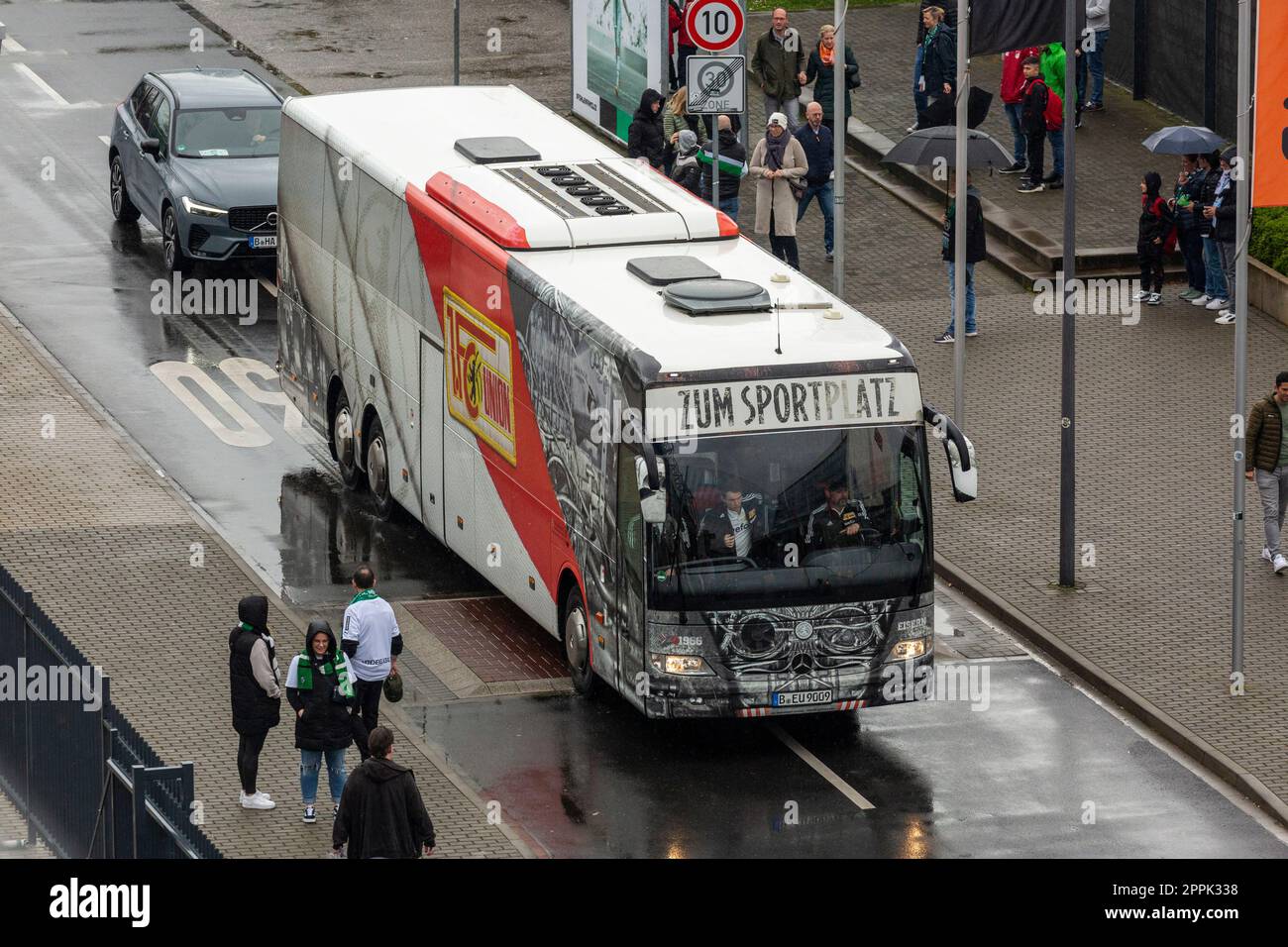 Sport, calcio, Bundesliga, 2022/2023, Borussia Moenchengladbach contro 1. Le NORMATIVE FC Union Berlin 0-1, Stadium Borussia Park, team bus Union Berlin, DFL VIETANO L'USO DELLE FOTOGRAFIE COME SEQUENZE DI IMMAGINI E/O QUASI-VIDEO Foto Stock