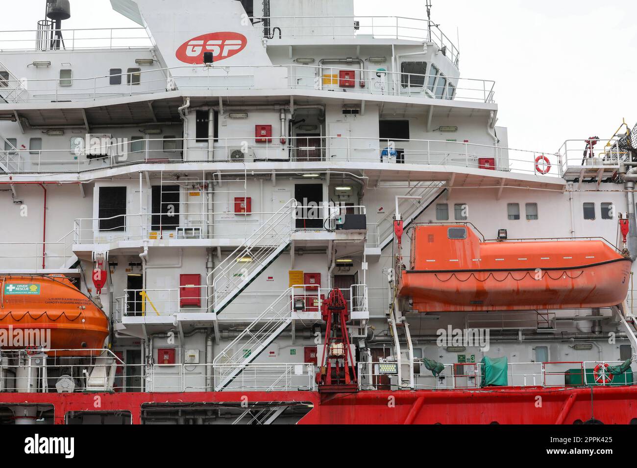 Pola, Croazia. 24th Apr, 2023. Nel cantiere di Uljanik, INA ha presentato la nave GSP Falcon, che sarà utilizzata per riabilitare e chiudere definitivamente il pozzo Ivan D-1, a Pola, in Croazia, il 24 aprile 2023. Il GSP Falcon è un'imponente imbarcazione polivalente di norma norvegese che combina la capacità di sollevare carichi pesanti e l'intervento dei subacquei. È stato costruito nel 1989, è lungo 111,4 metri, pesa 9158 tonnellate lorde e ha una capacità di 139 persone. Foto: Srecko Niketic/PIXSELL Credit: Pixsell/Alamy Live News Foto Stock