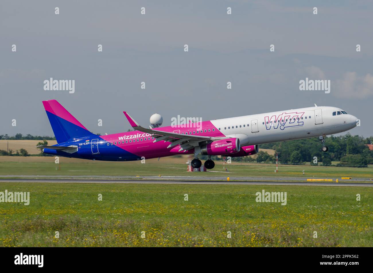 Un Airbus A321 da WIZZ con partenza da Vienna Foto Stock