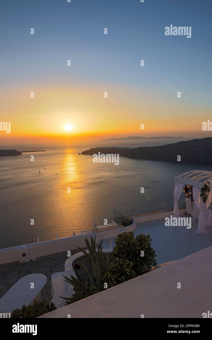 Terrazza nel villaggio di Imerovigli con vista incredibile del tramonto sulla caldera di Santorini Foto Stock