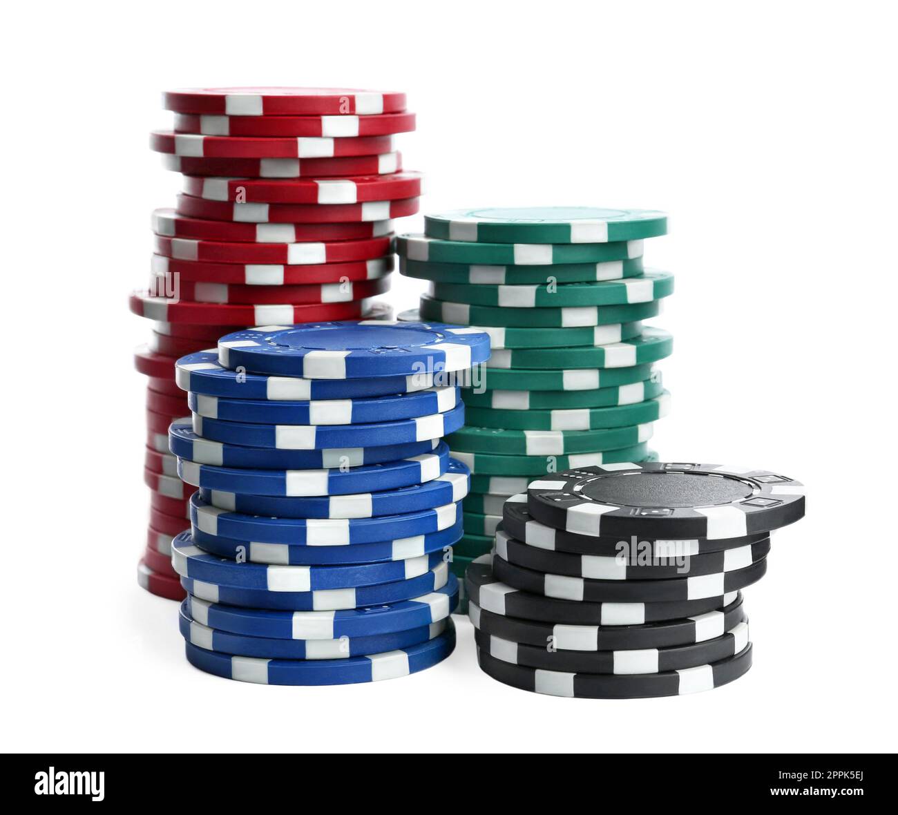 Chip di plastica da casinò impilati su sfondo bianco. Gioco di poker Foto Stock