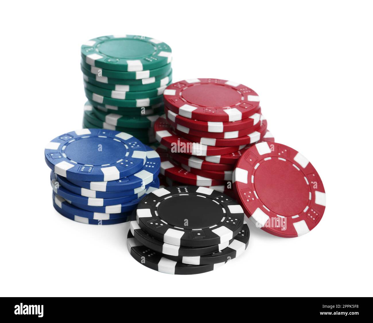 Chip di plastica da casinò impilati su sfondo bianco. Gioco di poker Foto Stock