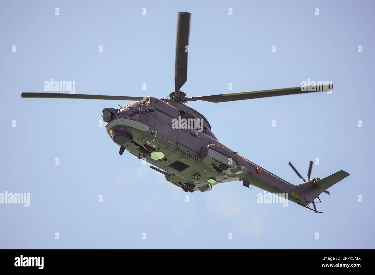 Elicottero militare volante Foto Stock