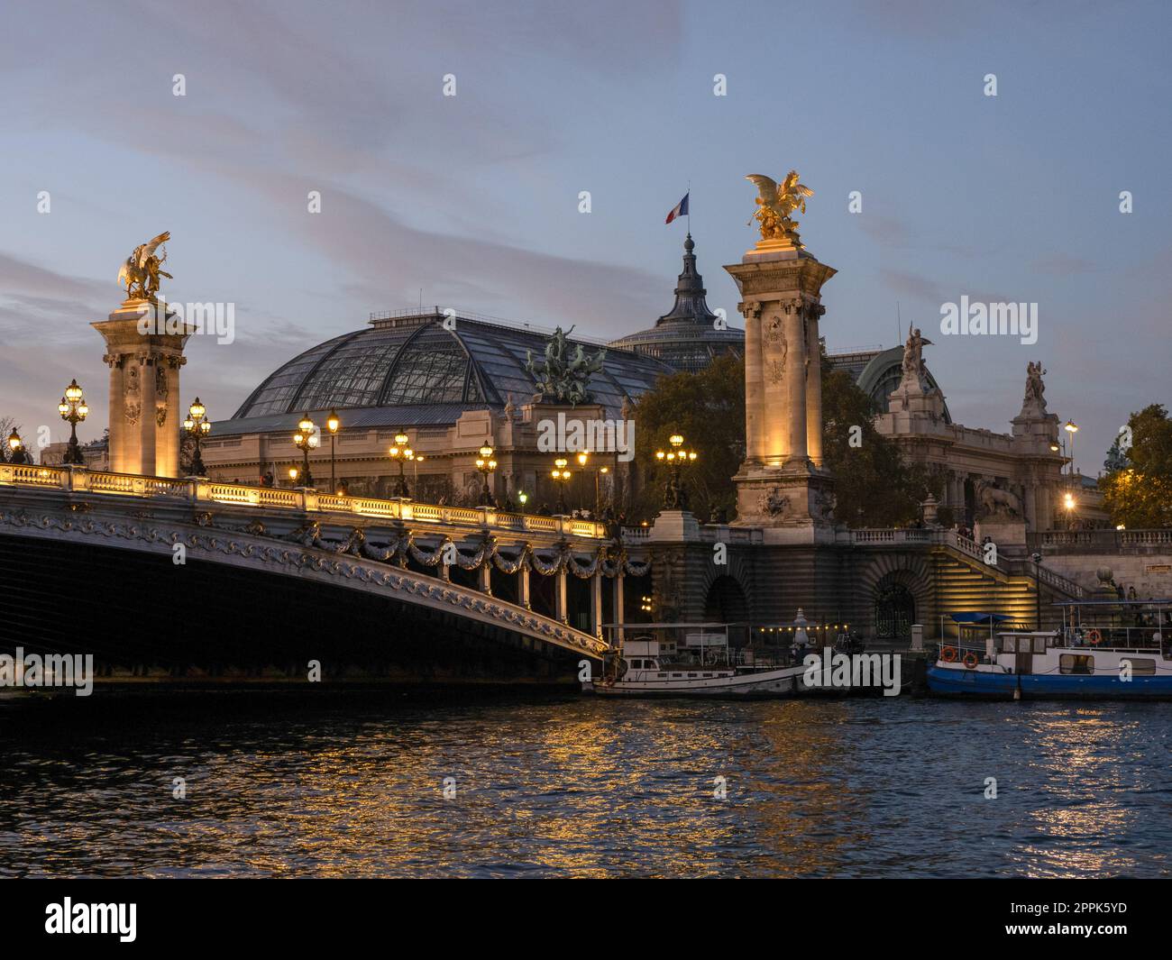 Grand Palais e Pont Alexandre III alla luce della sera Foto Stock