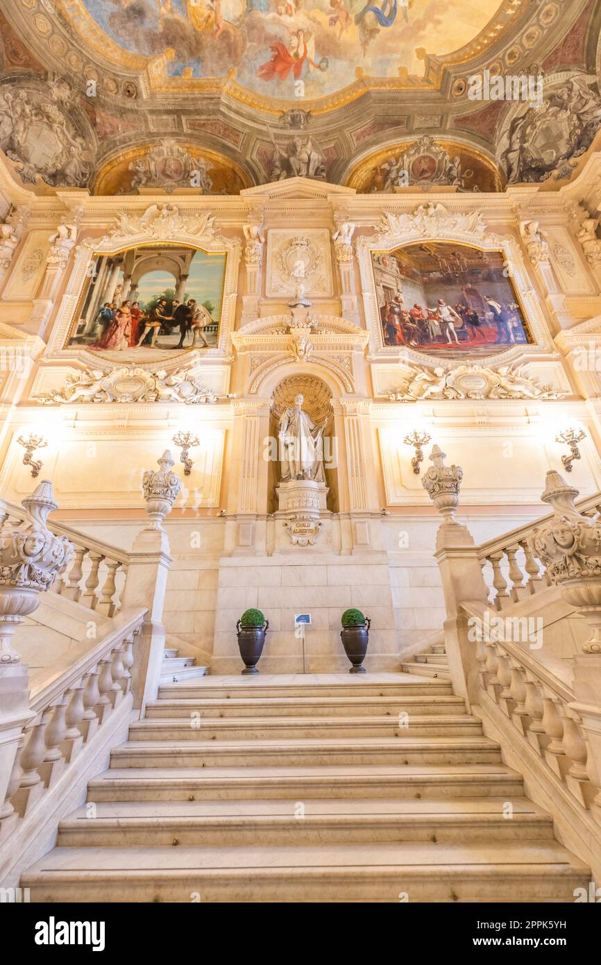 Torino, Italia - circa Gennaio 2022: Ingresso Palazzo reale - elegante scalinata in marmo di lusso. Foto Stock