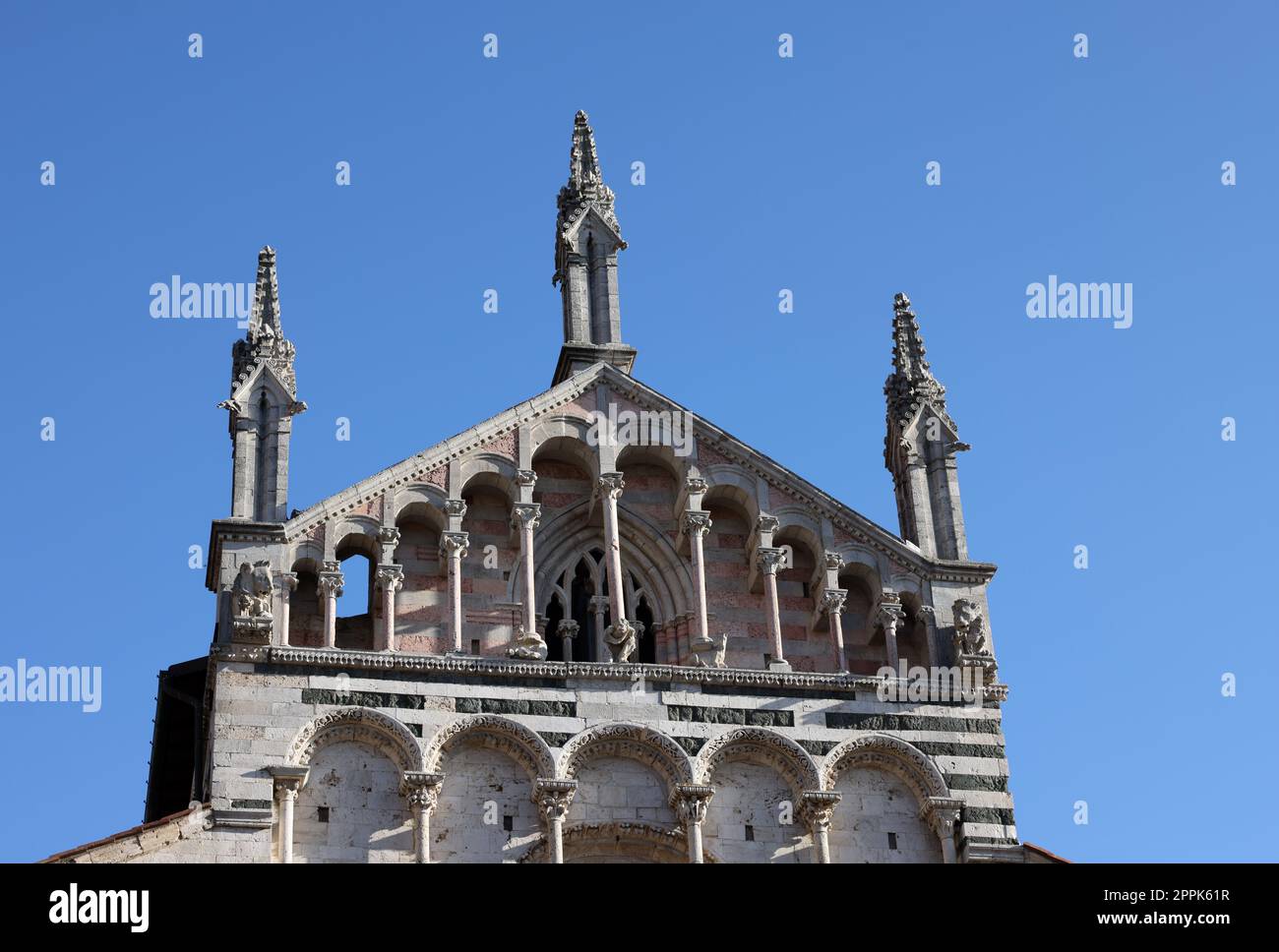 Vista sul Duomo di San Cerbonio con il Campanile in Piazza Garibaldi a massa Marittima. Italia Foto Stock