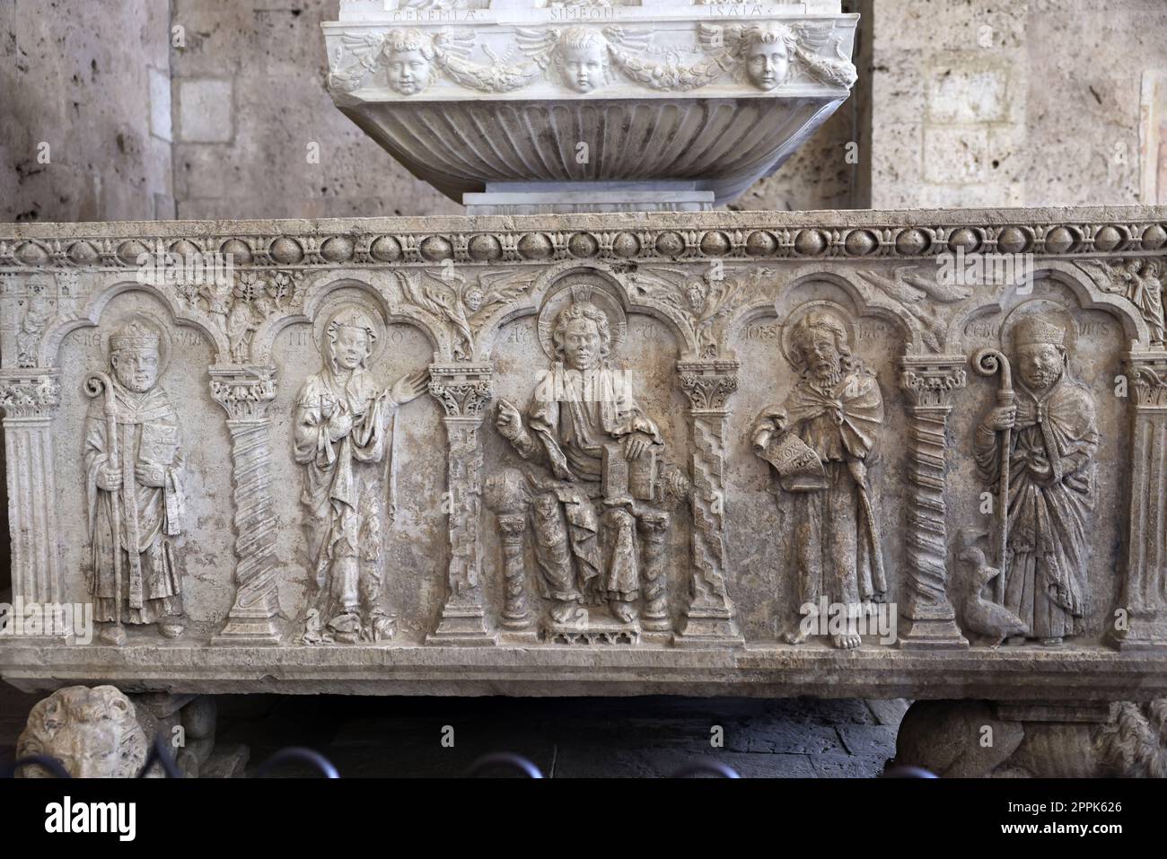 Fonte battesimale monumentale nella Cattedrale di San Cerbonio a massa Marittima. Italia Foto Stock