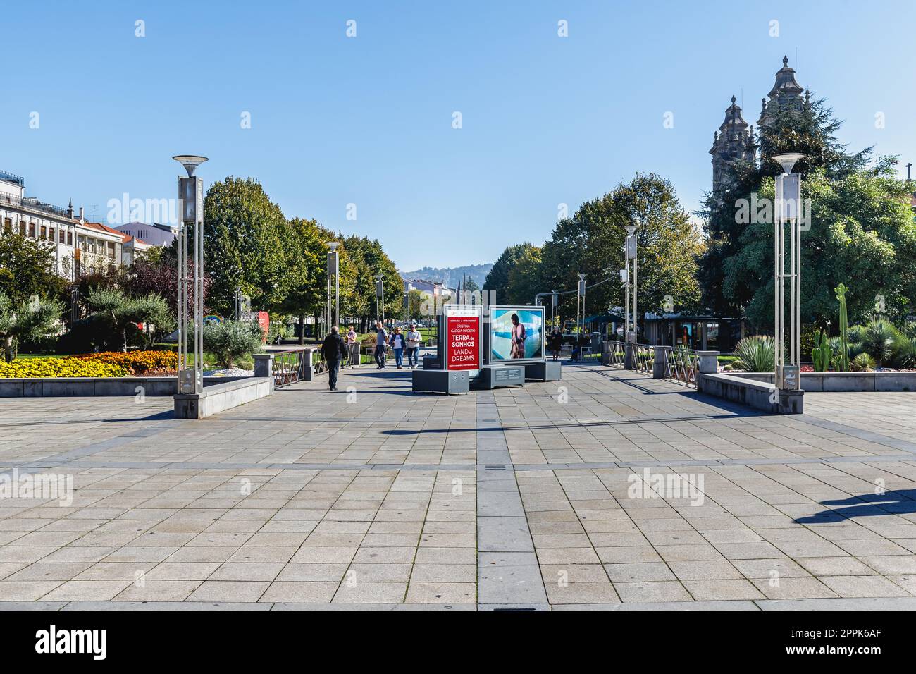 Atmosfera di strada e dettagli architettonici in Piazza della Repubblica , Braga, Portogallo Foto Stock