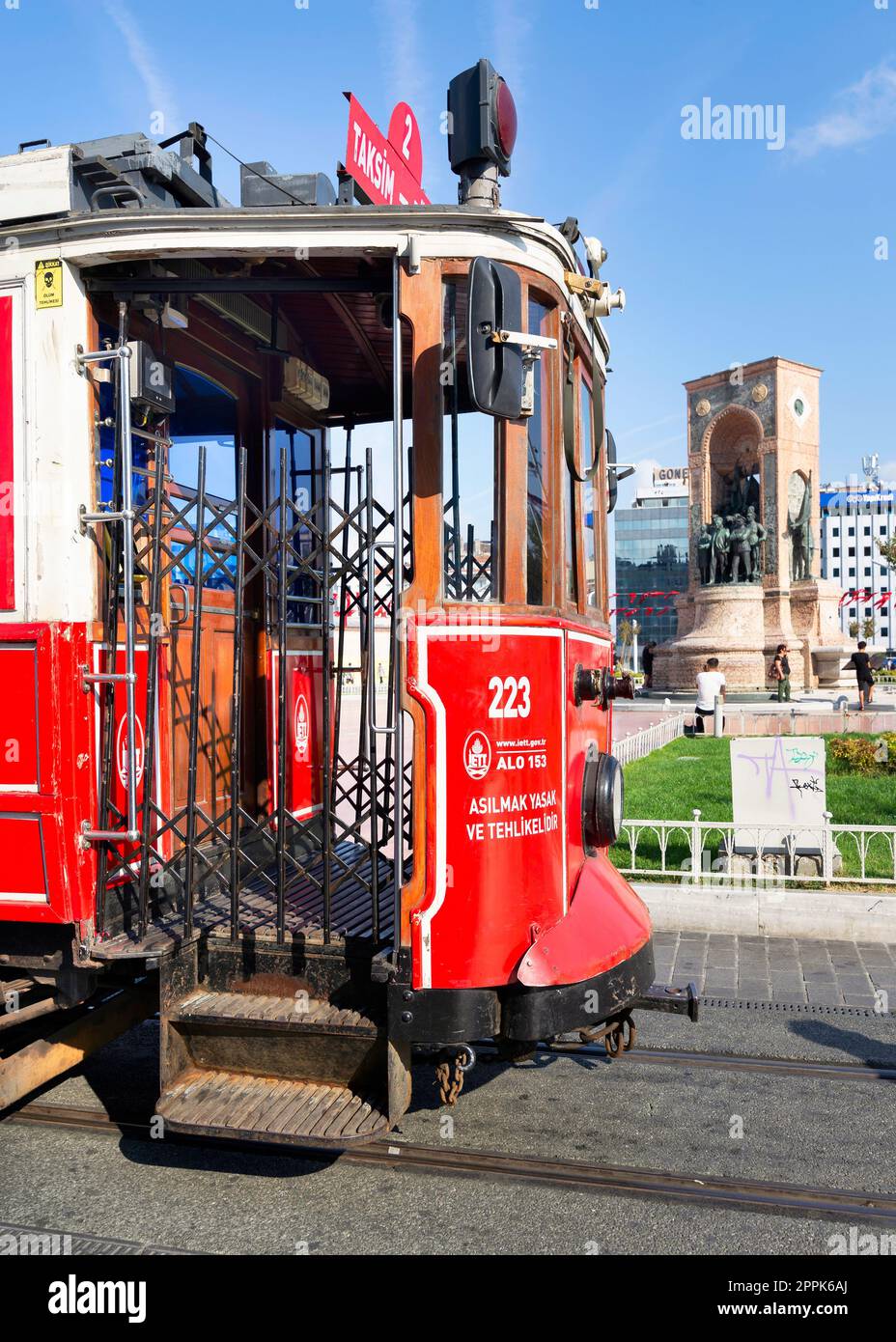 Nostalgico tram rosso Taksim Tunel, o tram, con Monumento della Repubblica, Statua sullo sfondo, Piazza Taksim, Istanbul Foto Stock