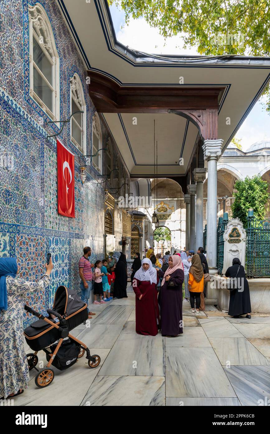 Gente che prega di fronte alla tomba di Abu Ayyub al-Ansari alla Moschea del Sultano Eyup, Istanbul, Turchia Foto Stock