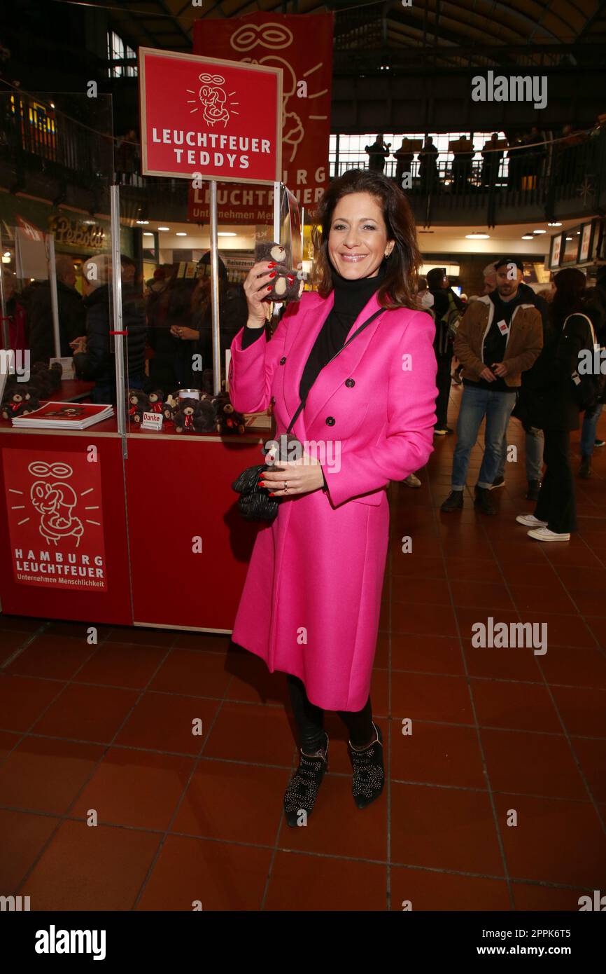 Angela Roy, Leuchtfeuer Charity Aktion, Teddy Bear sale, Hamburg Central Station, 17.11.2022 Foto Stock