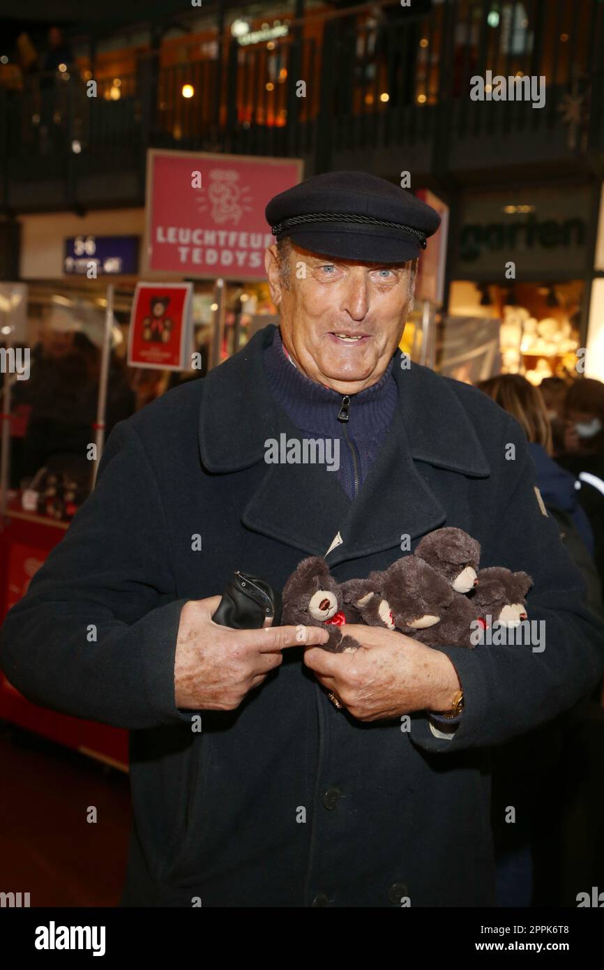 'Aale-Dieter' Bruhn, Leuchtfeuer Charity Aktion, vendita orsi Teddy, stazione centrale di Amburgo, 17.11.2022 Foto Stock