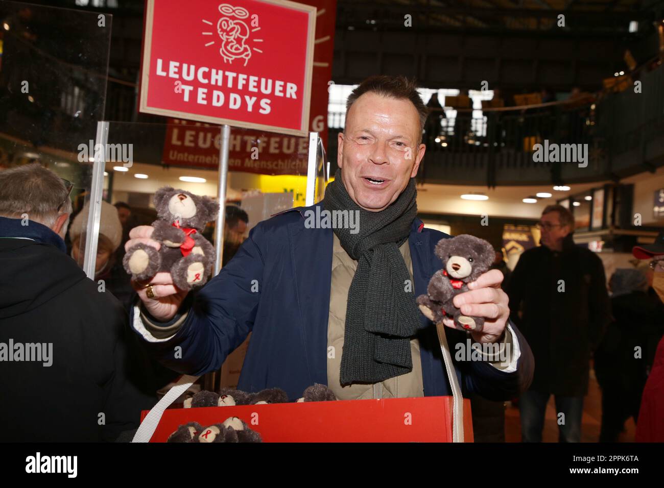 Ulf Ansorge, Leuchtfeuer Charity Aktion, vendita orsacchiotti, stazione centrale di Amburgo, 17.11.2022 Foto Stock