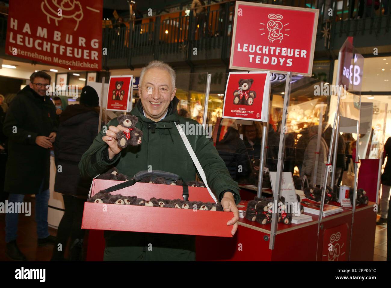 Farid MÃ¼ller, Leuchtfeuer Charity Aktion, vendita orsacchiotti, stazione centrale di Amburgo, 17.11.2022 Foto Stock