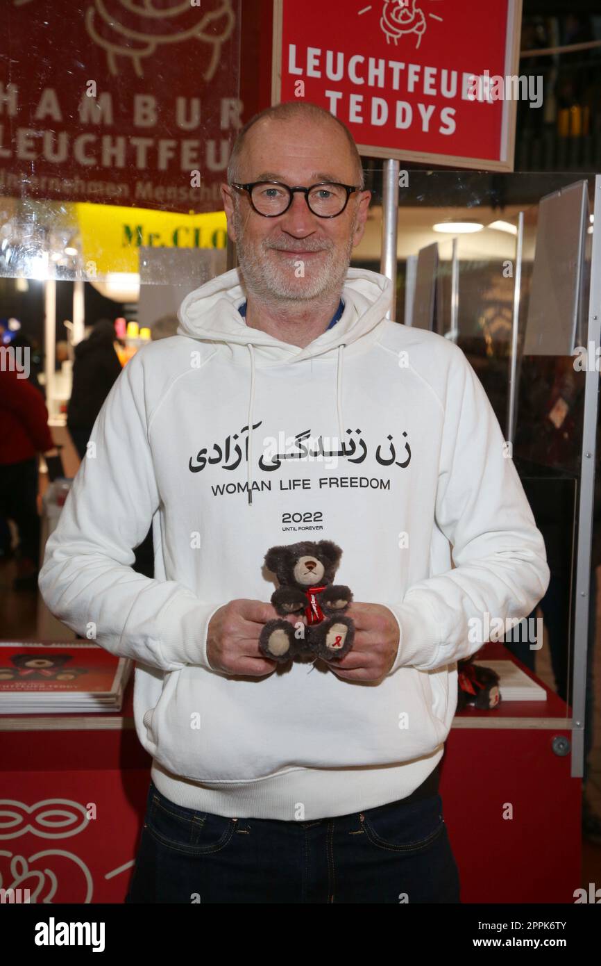 Peter Lohmeyer, Leuchtfeuer Charity Aktion, Teddy Bear sale, stazione centrale di Amburgo, 17.11.2022 Foto Stock