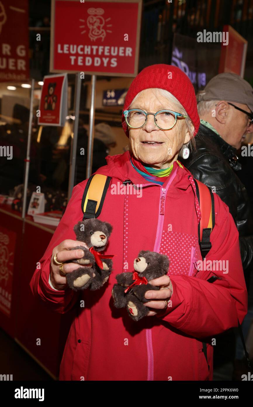 Maria Jepsen, Leuchtfeuer Charity Aktion, vendita orsacchiotti, stazione centrale di Amburgo, 17.11.2022 Foto Stock