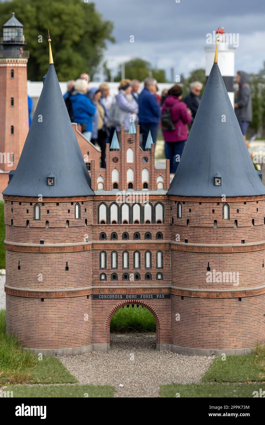 Baltic Park of Miniatures, piccola replica di Holsten Gate a Lubeck, in Germania, Miedzyzdroje, Polonia Foto Stock