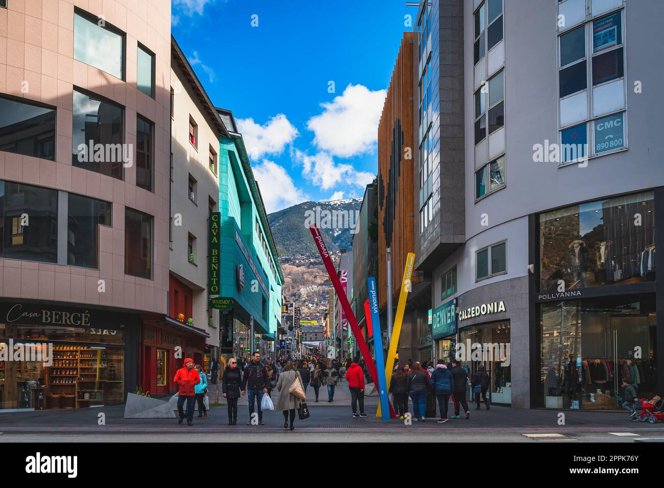 Gente che fa shopping sulla strada con negozi e ristoranti, Andorra Foto Stock