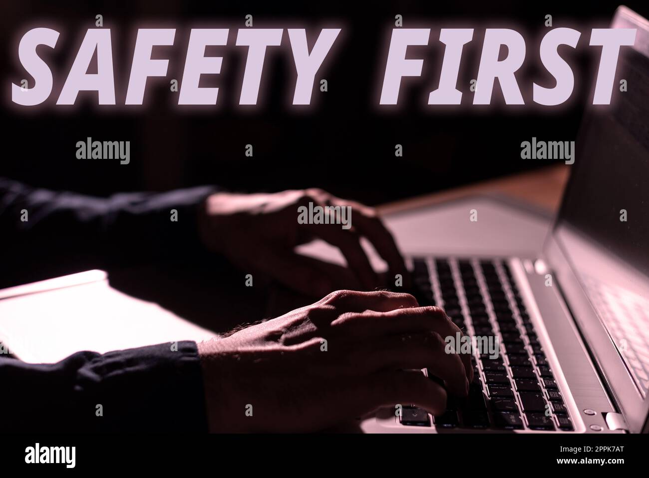 Ispirazione che mostra prima il segno sicurezza. Vetrina aziendale evitare qualsiasi rischio non necessario vivere in modo sicuro prestare attenzione Foto Stock