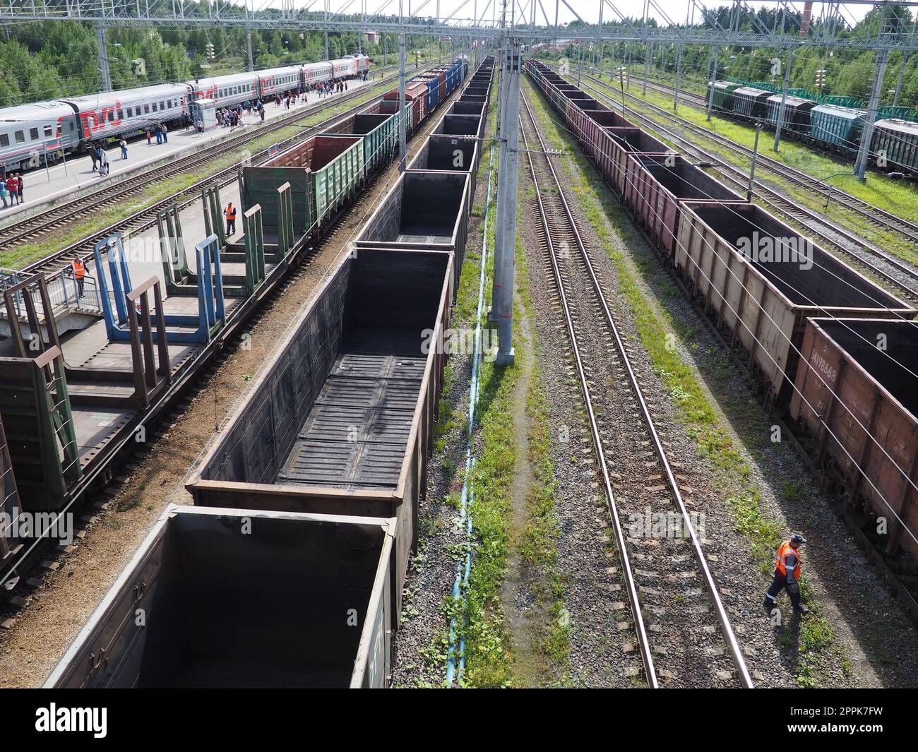 Svir, Russia 6 agosto 2021. Treni merci e carri dall'alto. Ferrovia in un giorno d'estate. Trasporti, merci, logistica e processi aziendali. Carri metallici vuoti. Trasporto internazionale di merci Foto Stock