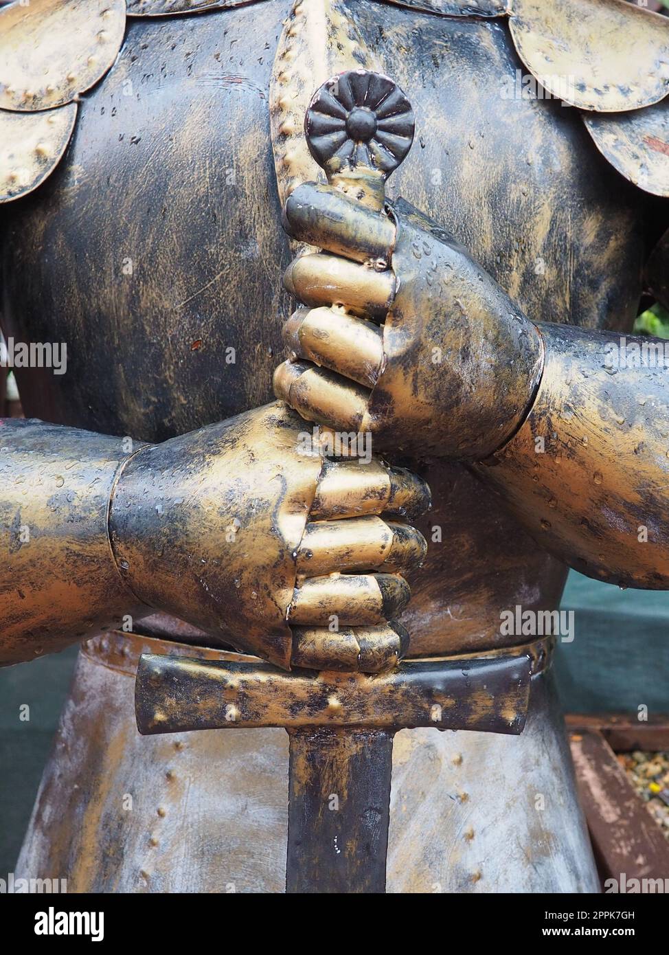 Antica armatura in metallo, dettaglio in ferro. Armatura, arma di sicurezza - nell'antichità e nel Medioevo, un'arma di sicurezza guerriera per proteggere diverse parti del corpo, un pezzo di metallo forgiato o un kit. Imitazione. Foto Stock