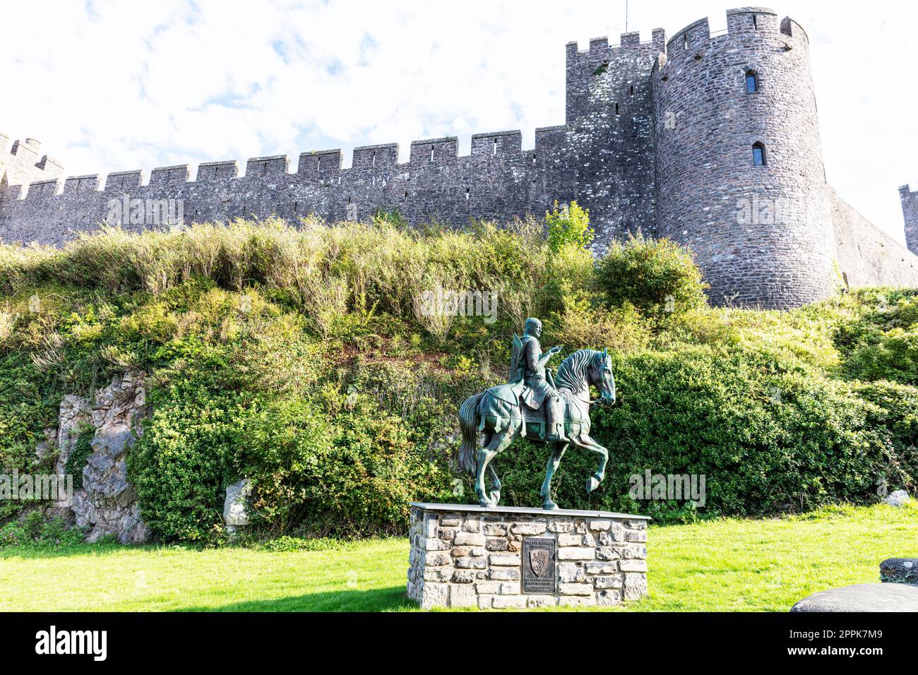 Il castello di Pembroke (in gallese Castell Penfro) è un castello medievale situato nel centro di Pembroke, nel Galles. galles, pembrokeshire, pembroke castello Foto Stock