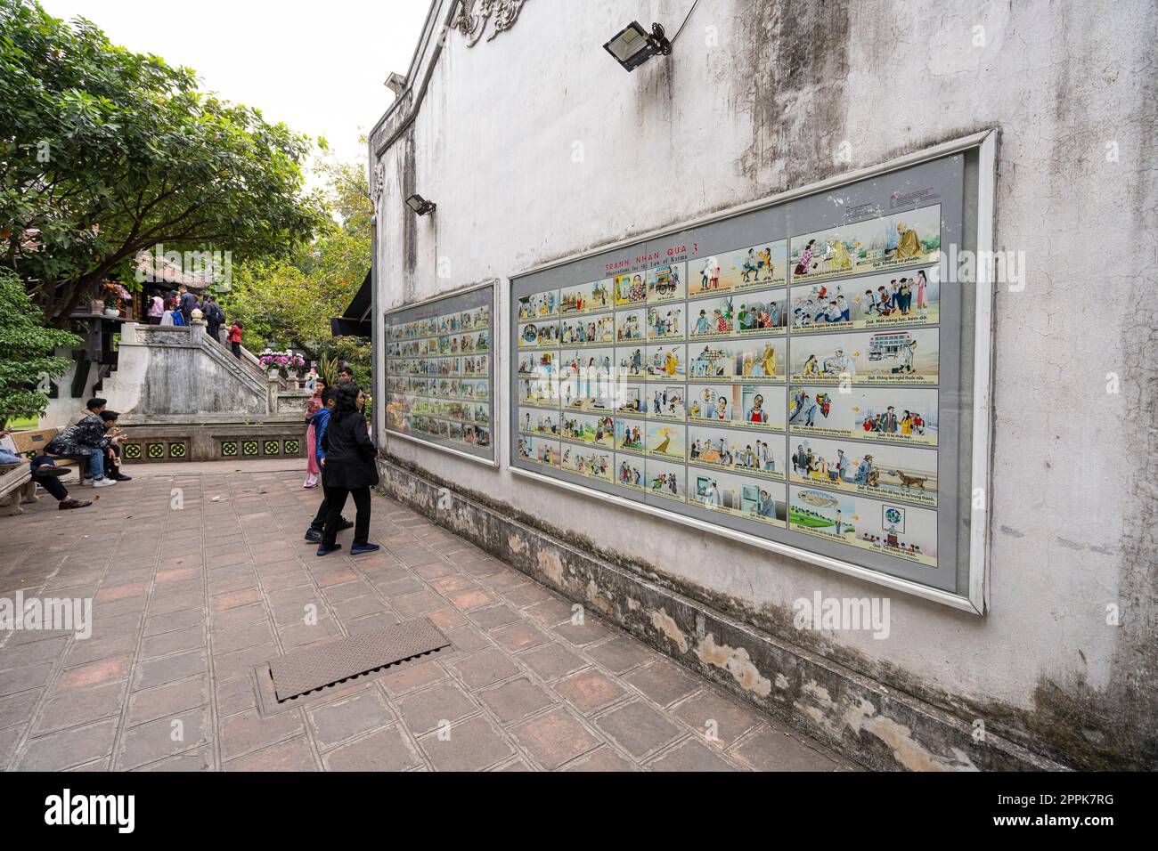 La legge del Karma si inserisce in un tempio taoista ad Hanoi, in Vietnam Foto Stock