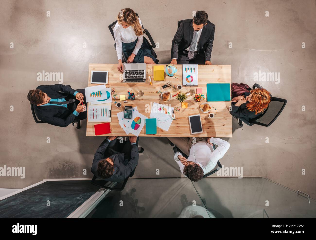 Le persone lavorano insieme in ufficio come lavoro di squadra e partner Foto Stock