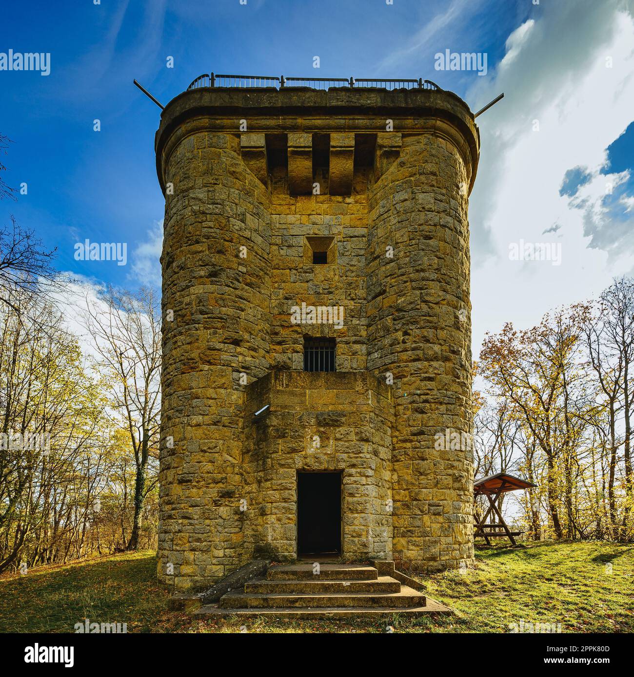 Colorata giornata autunnale con la Torre Bismarck vicino a Ballenstedt in Sassonia-Anhalt, Germania Foto Stock