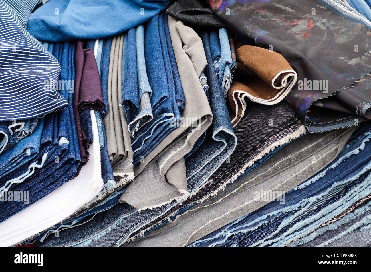 Campioni di tessuti e tessuti in diversi colori presenti in un mercato tedesco dei tessuti Foto Stock