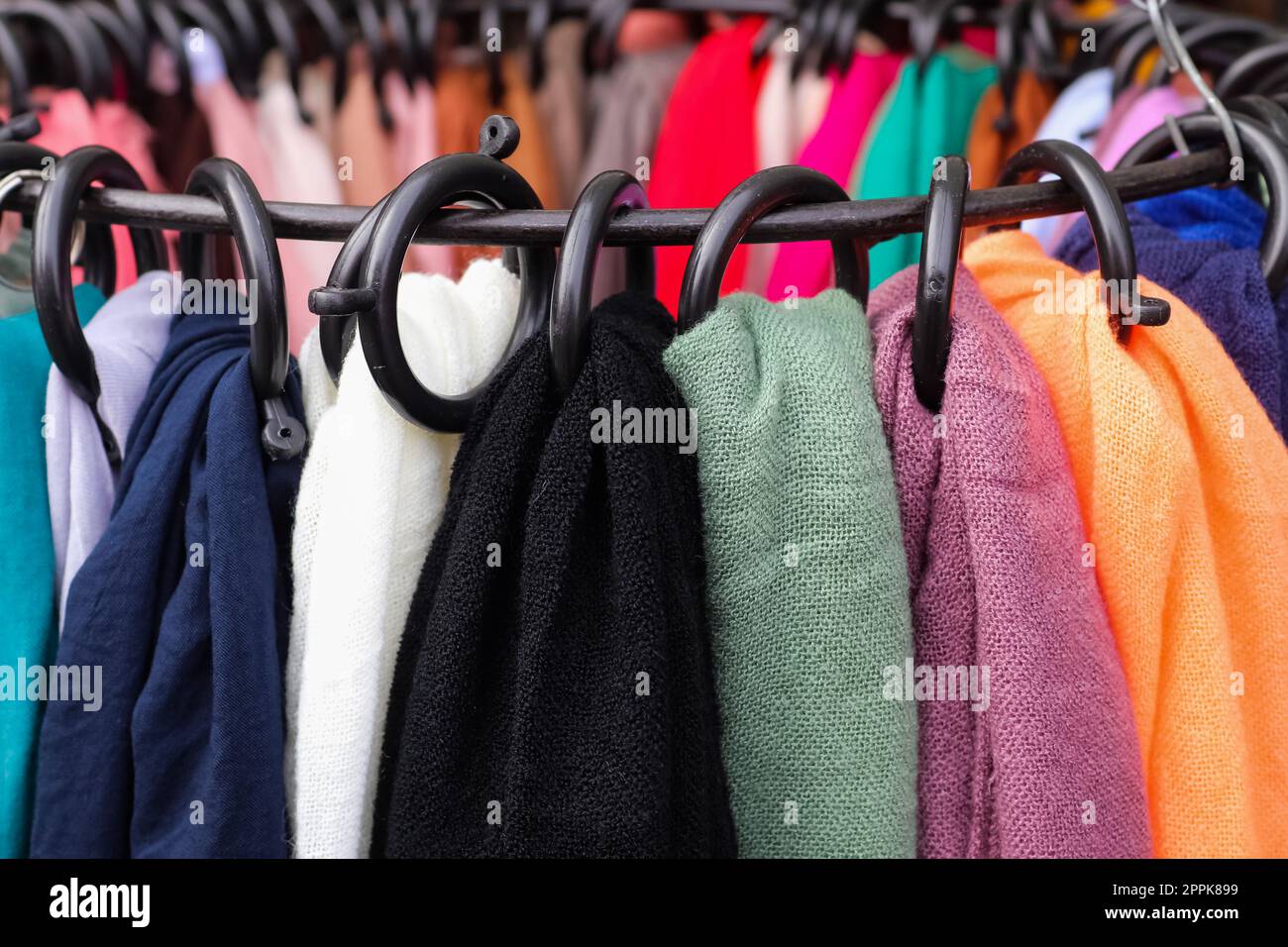 Campioni di tessuti e tessuti in diversi colori presenti in un mercato tedesco dei tessuti Foto Stock