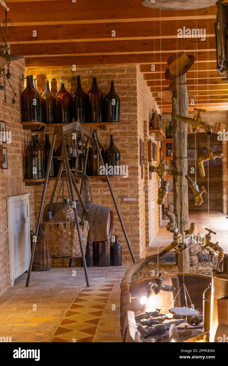 Impianti di vinificazione tradizionali a Castello di Razzano, Piemonte, Italia Foto Stock