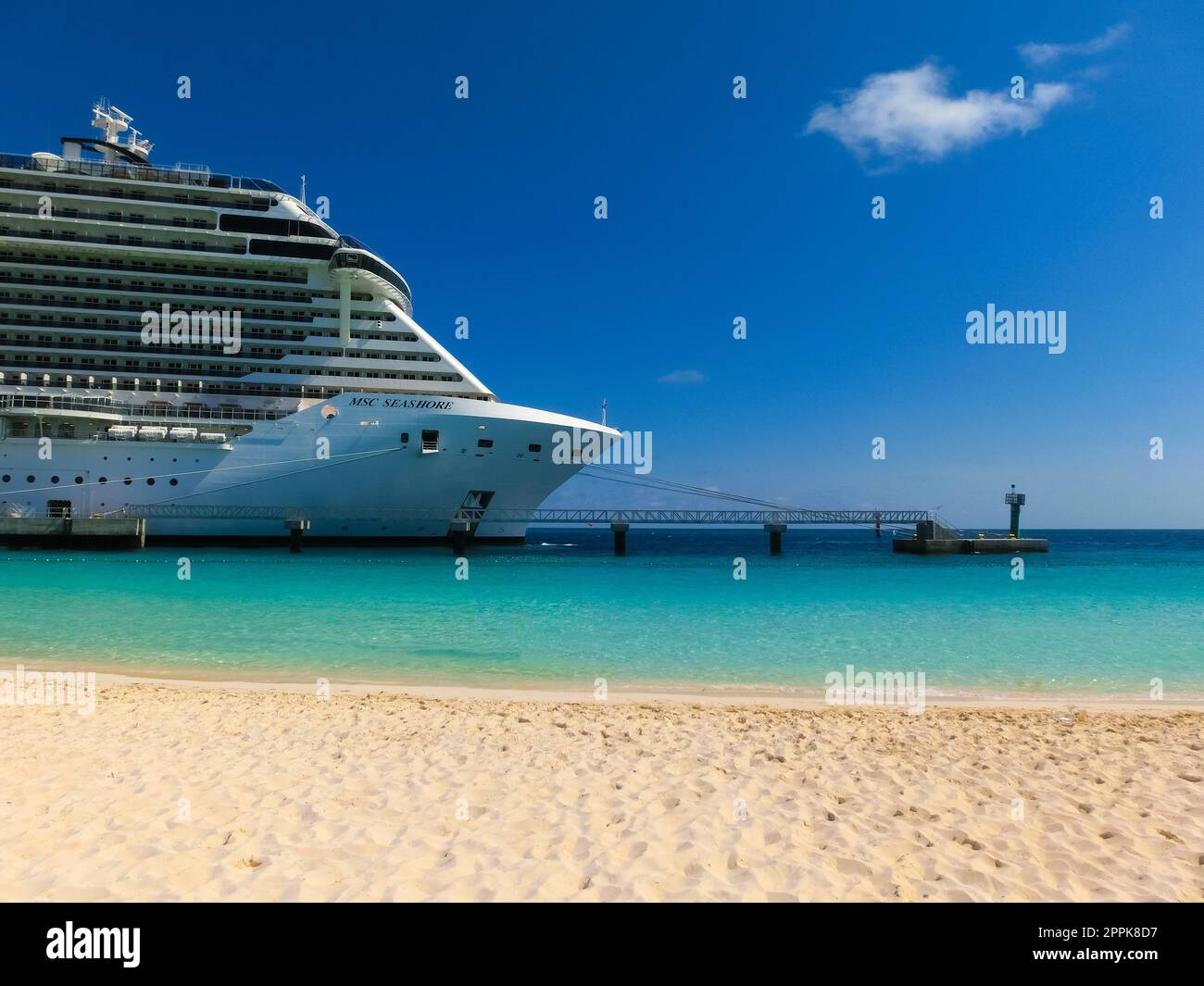 Nave da crociera MSC Seashore ormeggiata all'isola tropicale Ocean Cay, Bahamas Foto Stock