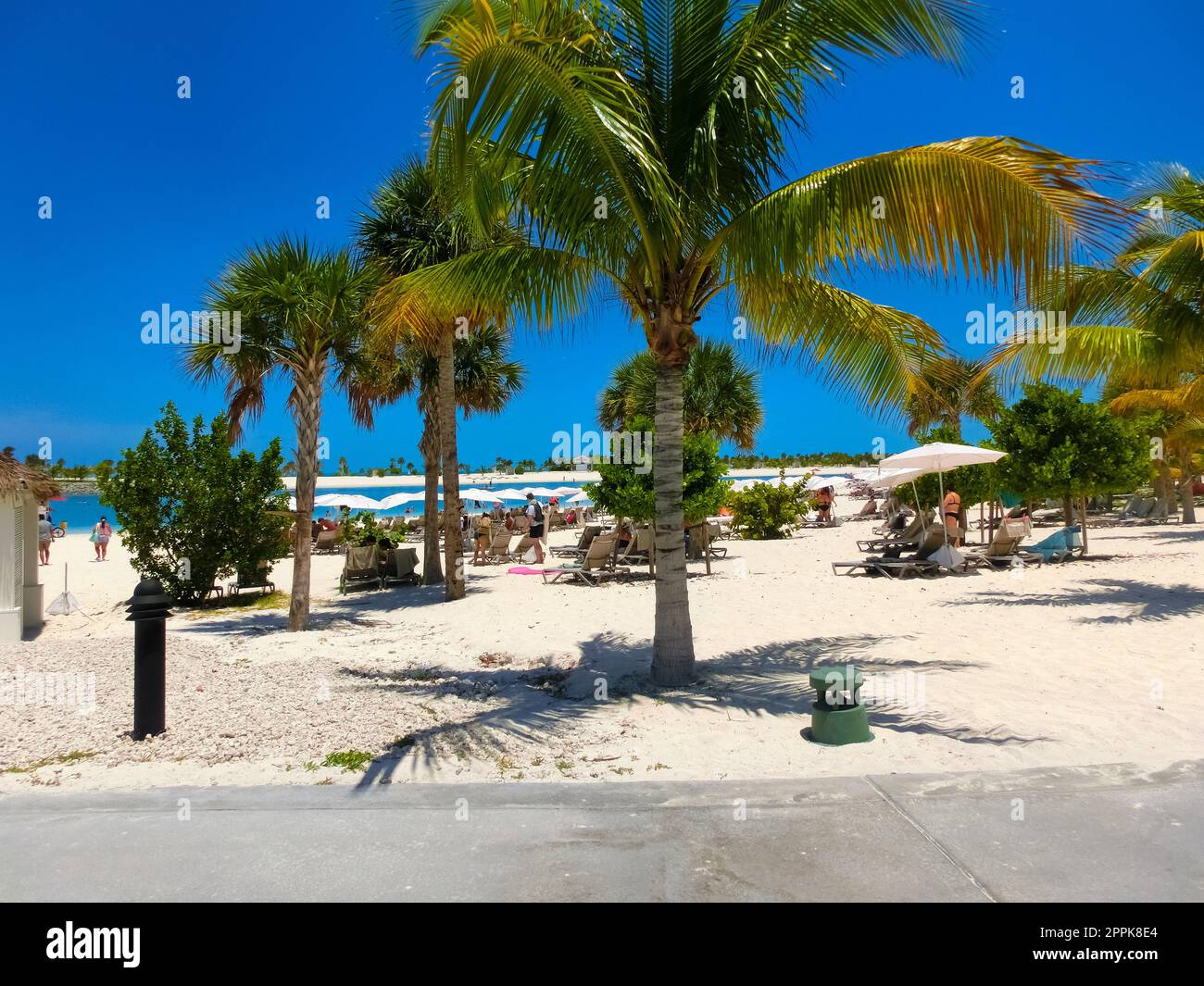 Gente che riposa sulla spiaggia sull'isola di Ocean Cay Foto Stock