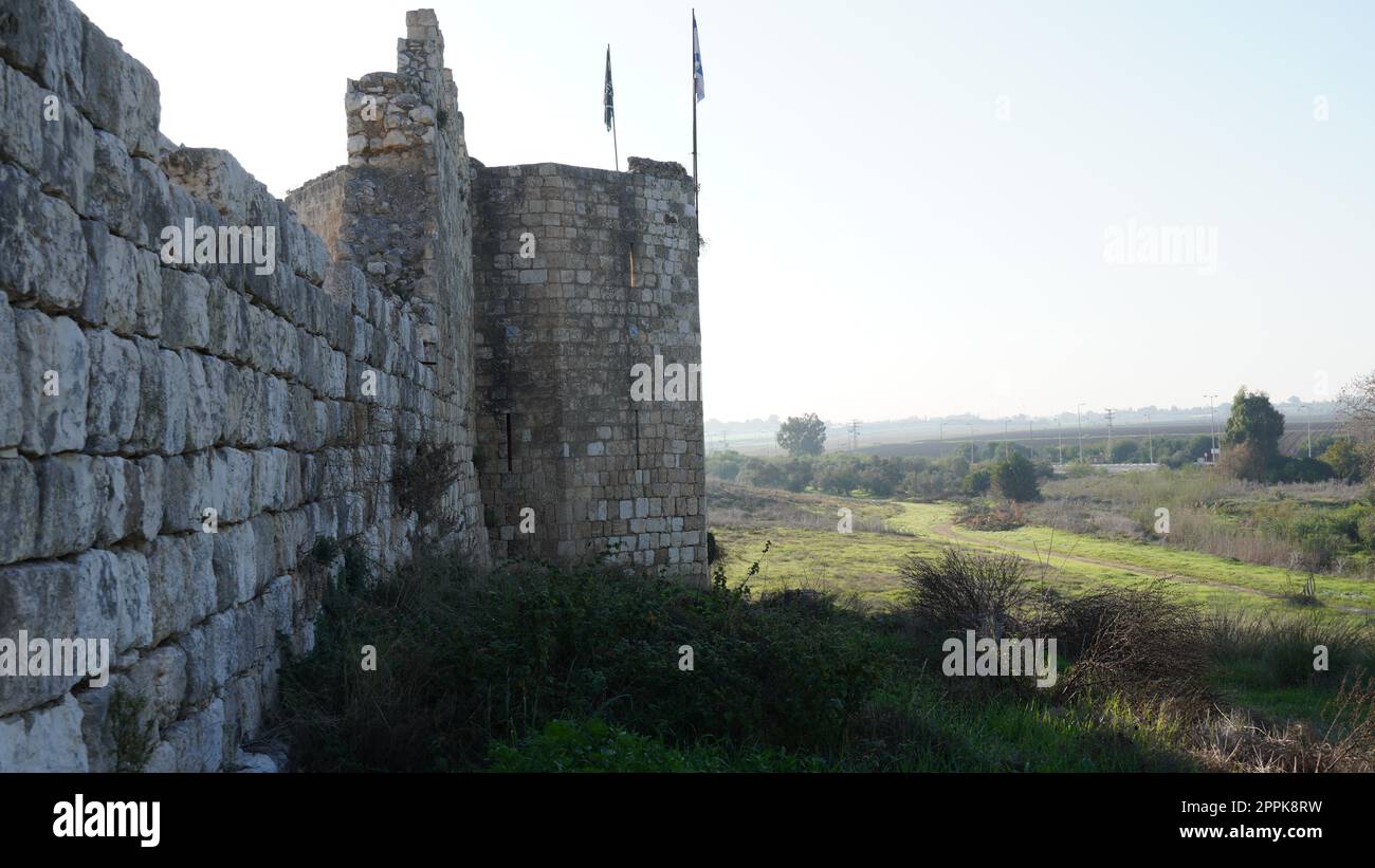 Torre e alto muro del vecchio castello di Antipatris, Tel Afek, Israele. Conosciuta anche come BINAR Bashi, Antipatris divenne una fortezza ottomana in epoca medievale. Foto Stock