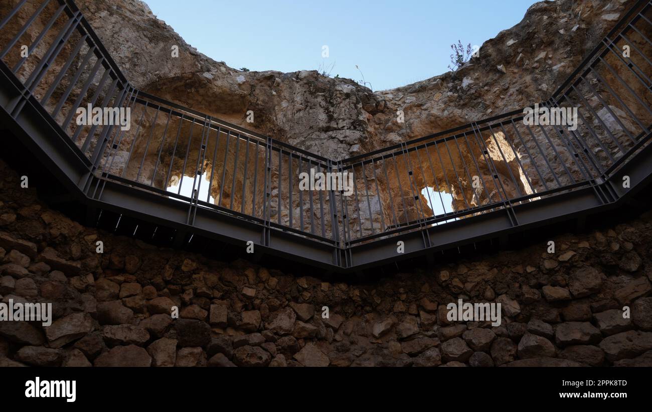 Vista della torre di guardia ottagonale del Forte Antipatris BINAR Bashi, nel Parco Nazionale di Tel Afek, Israele Foto Stock