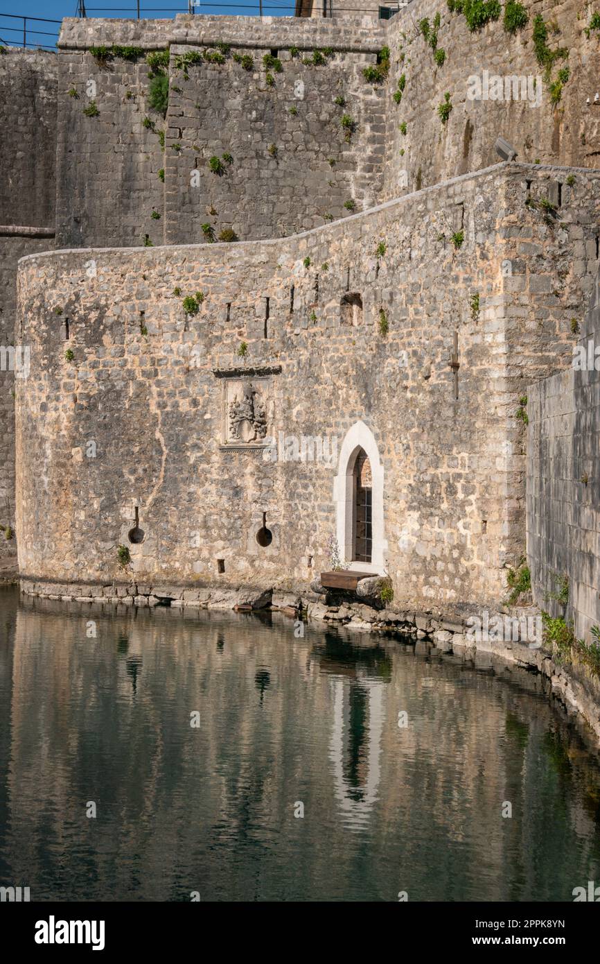 Architettura nel centro storico di Kotor in Montenegro Foto Stock