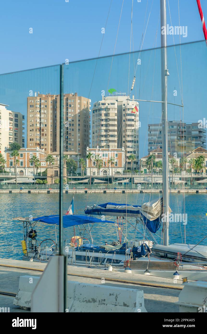 MALAGA, SPAGNA - 12 OTTOBRE 2021: 'Muelle uno', un'area commerciale all'aperto con una varietà di negozi e ristoranti moderni lungo la passeggiata a mare di Malaga, Spagna Foto Stock