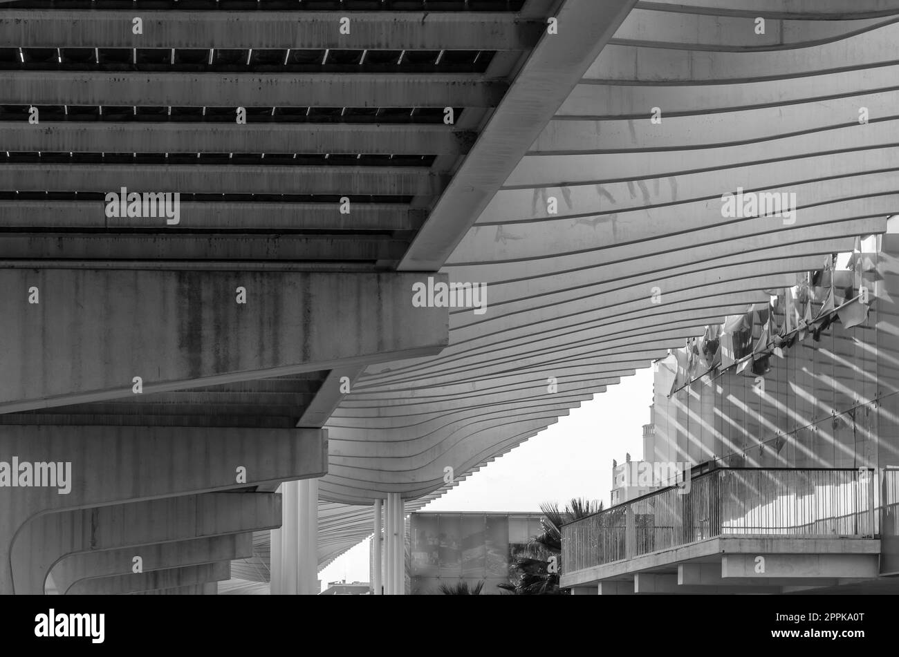 MALAGA, SPAGNA - 12 OTTOBRE 2021: Architettura moderna, dettaglio della pergola sul lungomare di Malaga, Spagna, inaugurata nel 2011. Immagine in bianco e nero Foto Stock