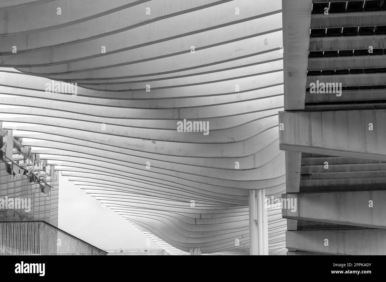 MALAGA, SPAGNA - 12 OTTOBRE 2021: Architettura moderna, dettaglio della pergola sul lungomare di Malaga, Spagna, inaugurata nel 2011. Immagine in bianco e nero Foto Stock