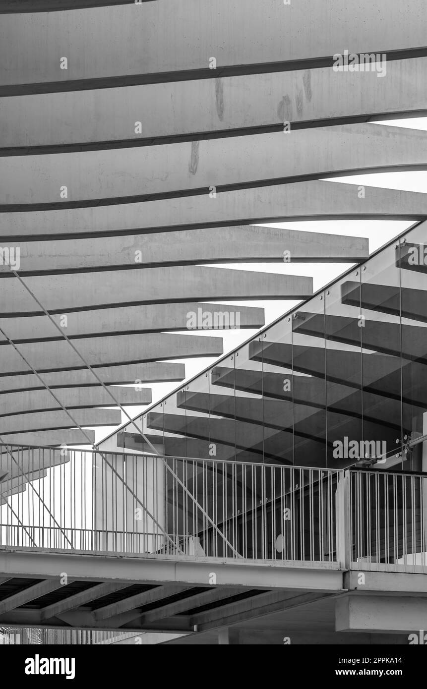 MALAGA, SPAGNA - 12 OTTOBRE 2021: Architettura moderna, dettaglio della pergola sul lungomare di Malaga, Spagna, inaugurata nel 2011. Immagine in bianco e nero Foto Stock