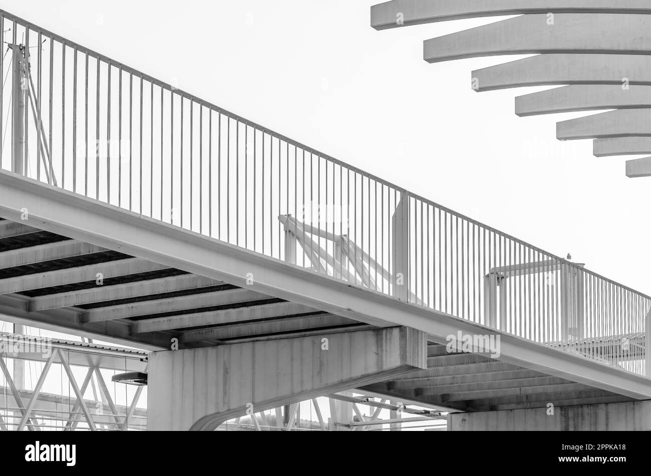 MALAGA, SPAGNA - 12 OTTOBRE 2021: Architettura moderna, dettaglio della pergola sul lungomare di Malaga, Spagna, inaugurata nel 2011. Immagine in bianco e nero Foto Stock